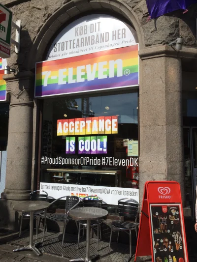 maskotkadomowa - Na Pride Parade w Kopenhadze prywatne sklepy stają się sponsorami im...