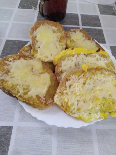 hojrak - #jajochlebki #gotujzwykopem #sniadanie jajochkebki z serem. Polecam!