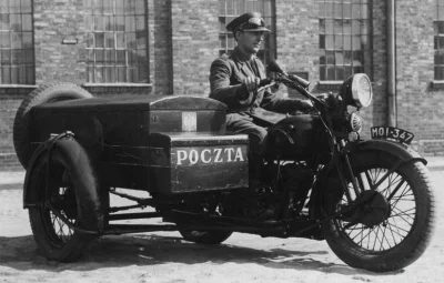 N.....h - Kurier Poczty Polskiej na motocyklu Sokół 1000.

Konstrukcja opierała się...