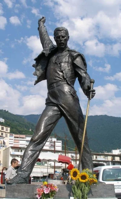 Bieniuraper - Freddie Mercury - pomnik nad jeziorem Genewskim w Szwajcarii
#muzyka #...