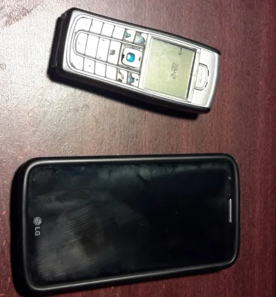 kobiaszu - Telefon u góry ma już prawie 10 lat, ten na dole pół roku. Zgadnijcie któr...