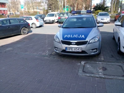 tanihaszcz - Tak parkują zielononogórscy policjanci w przerwie obiadowej w barze mlec...