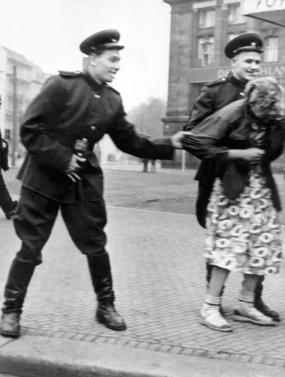 N.....h - #iiwojnaswiatowa #historia #fotohistoria

Sowieccy żołnierze molestujący ...