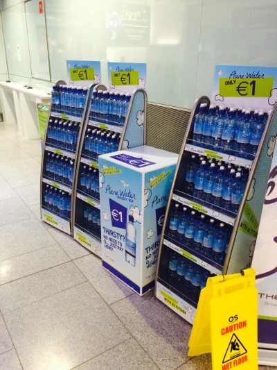 IroL - Mirki na lotnisku w Dublinie bezobsługowy zakup wody. Jak myślicie w Polsce by...