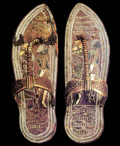 myrmekochoria - Sandały Tutanchamona, XIV wiek przed naszą erą. Na sandałach widnieją...