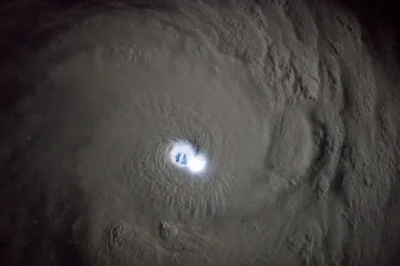 d.....4 - Nocne zdjęcie cyklonu tropikalnego Bansi wykonane przez jednego z astronaut...