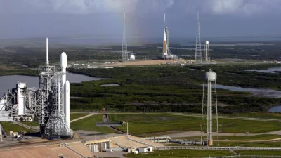 MarekAntoniuszGajusz - Falcon Heavy i SLS czekające na stanowiskach startowych na sta...
