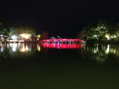 S....._ - Czerwony most na jeziorze Hoan Kiem w Hanoi - Wieczorkiem. Kozacka miejsców...