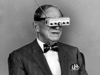 totek - Wynalazca oraz pisarz S-F Hugo Gernsback demonstrujący telewizyjne okulary. Z...
