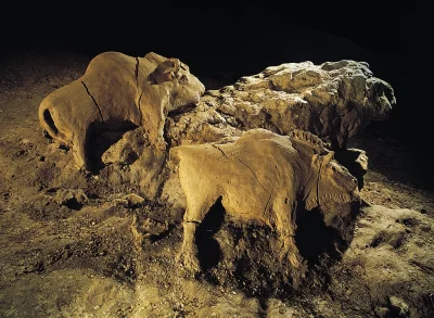 sponge - Gliniane rzeźby bizonów odnalezione we francuskiej jaskini Le Tuc d'Audouber...