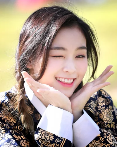 XKHYCCB2dX - #gahyeon #dreamcatcher 
#koreanka