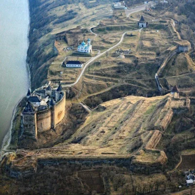 sropo - Przepiękne zdjęcie zamku w Chocimiu. Widać na nim jeszcze wały sypane przez a...