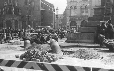 st_fot - Sierpień 1940 roku. Wyburzenie pomnika Adama Mickiewicza na Rynku Głównym w ...