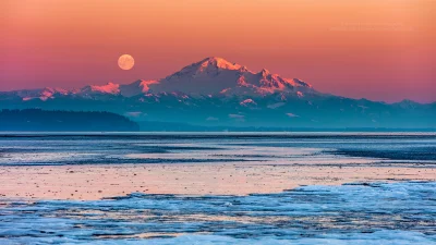 Mesk - Pełnia księżyca o zachodzie słońca nad Mount Baker, Kolumbia Brytyjska, Kanada...