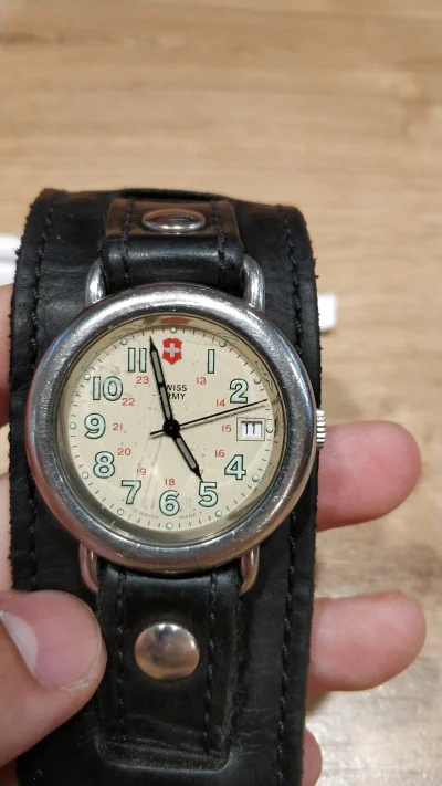 TruskawkowyTron - Czy ktoś wie co to za model? 
#zegarki 
#zegarek 
#watchboners