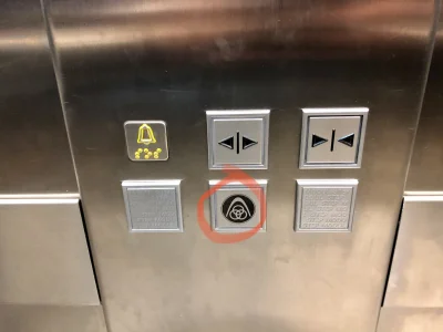 bizn - #pytaniedoeksperta co oznacza ten przycisk w windzie?