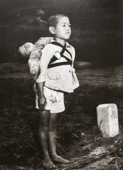 Sakura555 - Zdjęcie z Nagasaki na którym widać małego chłopca niosącego na plecach ma...