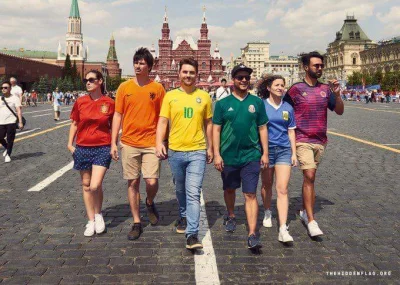 c.....i - W Rosji nie można chodzić po ulicy z tęczową flagą, dlatego grupka aktywist...