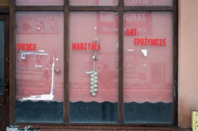 fotobiz - Minimalistyczna witryna sklepowa. Legnica, kwiecień 2013.