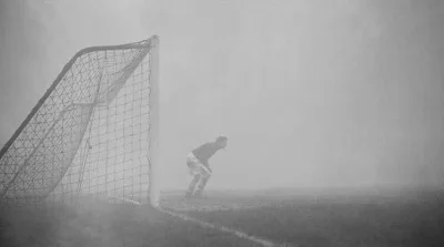 k1fl0w - 1937 rok, mecz Chelsea - Charlton. Bramkarz Charltonu Sam Bartram bronił bra...