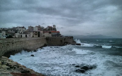 zielony007 - sztorm, dziś. Antibes. #azylboners #earthporn #morze #francja