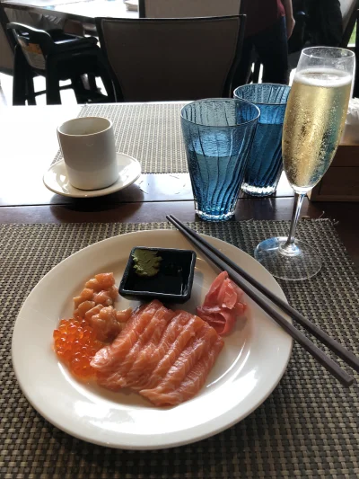 travikk - Taki obiad dziś. A Wy co dalej rosół i shadowy?

#sashimi #champagne #jzw #...