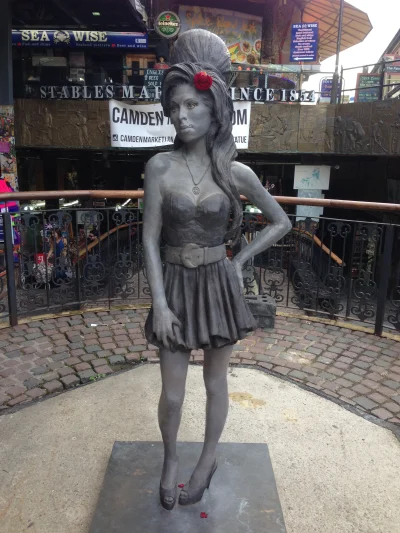 A.....h - Londyn, Camden. Naturalnych rozmiarow figura Amy Winehouse #klub27 #rip #ci...