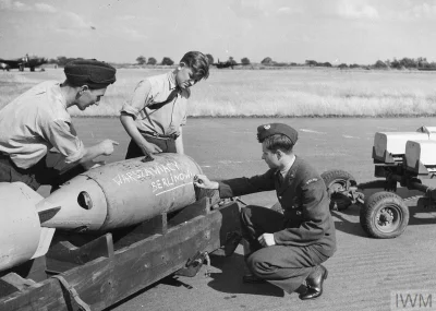 brusilow12 - Pomysł nie jest nowy, Polacy w 1941 roku też tak ozdabiali bomby dla Ber...