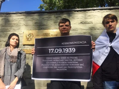 szurszur - Pod ambasadą RP w Moskwie pojawiło się kilkoro aktywistów aby uczcić ofiar...