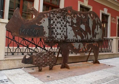 b.....k - #wroclaw #ciekawemiejsca 

"Mama i Ja" - rzeźba przedstawiająca nosorożątko...