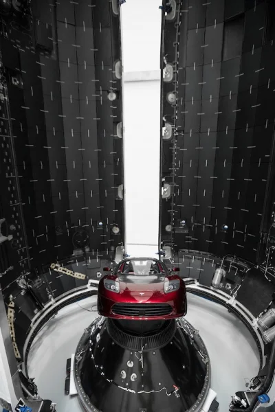 anon-anon - Owiewka z Tesla Roadsterem z Falcon Heavy dla skali