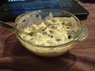 kizia_mizia2 - Uwielbiam szamać jogurt naturalny z owocami :) Najlepiej smakuje mi z ...