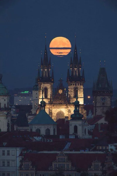 ColdMary6100 - Pełnia nad Pragą. Prawie jak Sauronowy Barad-dûr #pdk
#fotografia tak...