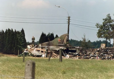 s.....w - Widoczny pośród ruin domu ogon MiGa-23 to niemy świadek jednej z najdziwnie...