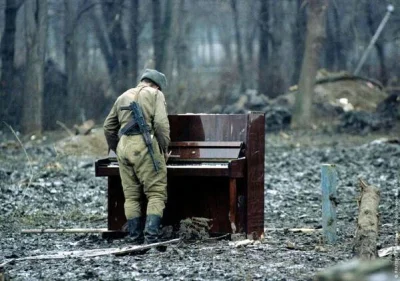 Zaskill - Rosyjski żołnierz gra na pozostawionym pianinie. Czeczenia, 1994 rok.
#fot...