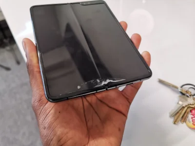 L.....m - Galaxy Fold za 7500 PLN... Myślał, że ta folia na ekranie to folia ochronna...