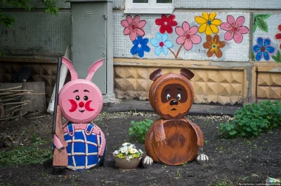 jooj - #sztuka #odpady #smieci #ogrod #rosjazdjecia 
Stworki w ogrodzie ze śmieci - ...