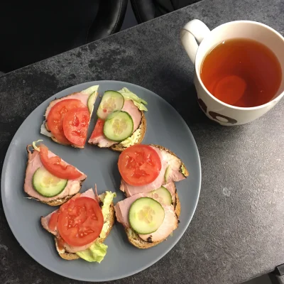 Idesiku_Nago - Zrobiłam pyszne śniadanko niebieskiemu: herbatka z cytryną i kanapki z...