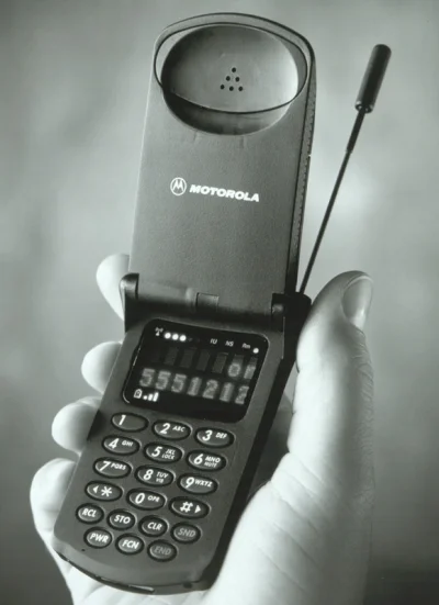 M.....e - jednym z moich niespełnionych marzeń była Motorola StarTac z efektownie wys...