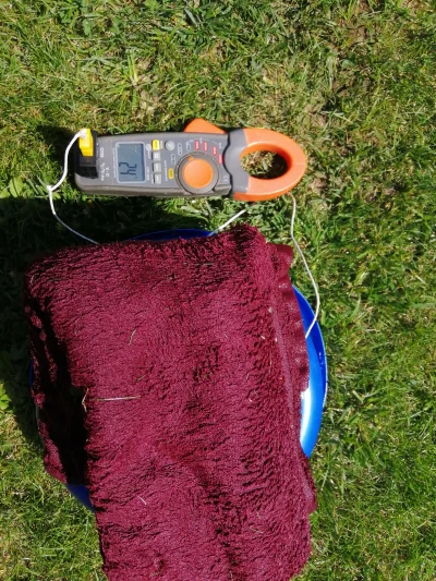 Luris - Ręcznik zanurzony w ciepłej wodzie, butelka owinięta i na słońcu.