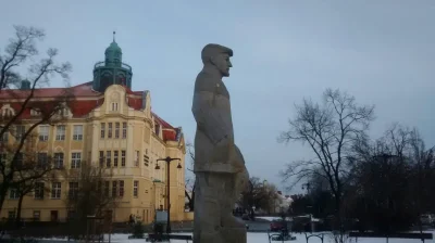 wujeklistonosza - Pomnik przed Filharmonią kogoś mi przypomina z boku...

#pomnik #by...