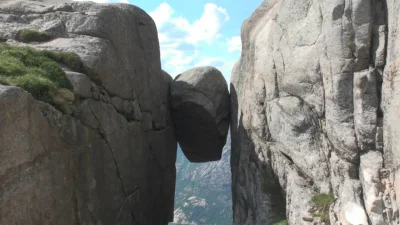 S.....n - To jest góra Kjerag w Norwegii, ponad 1000 m n.p.m. Komuś udało się stanąć ...