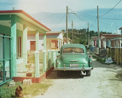 Uogolnienie - Viñales, Kuba. Skan z negatywu. Strasznie dużo samochodów fotografowała...