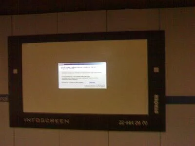 C.....W - #warszawa #metro cóż biednym #windows na infoscreenie znowu się poległo #fa...