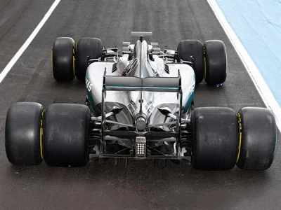 MontyPythonDobryNaWszystko - Pirelli testuje nowy układ opon dla F1 w układzie
twin-...