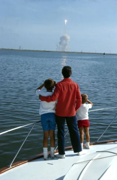 sropo - Janet Armstrong wraz z dziećmi obserwuje lot swojego męża Neila Armstronga na...