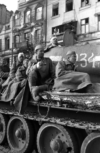 N.....h - Ranni żołnierze radzieccy na czołgu T-34 w ostatnich dniach bitwy o Berlin....