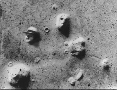 25mb - @Hasky: twarz Iwony Wieczorek na Marsie.