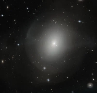 SchrodingerKatze64 - Teleskop Hubble'a zrobił piękne zdjęcie dla Galaktyki Eliptyczne...