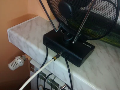 xamil54 - @Dolan: 
@enron: od lewej: kabel zasilajacy, bialy kabel do mojego pokoju i...